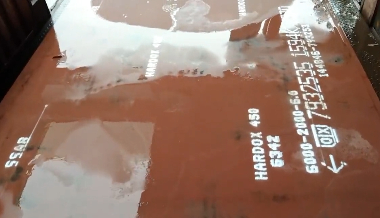 hardox 450鋼板淋雨后實(shí)拍